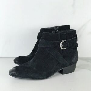 Rebels Black Suede Buckle Buckle Ankle Booties 6.5